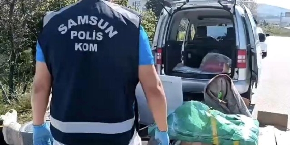 Koliden ve halıdan silah çıktı: Araçta şaşırtan gizleme yöntemi