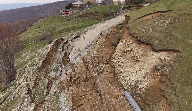 Ladik'te Toprak Kayması, Yayla Yolu Kapandı