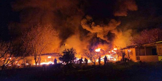 Muz deposu alevlere teslim oldu: 3 saatte kontrol altına alındı