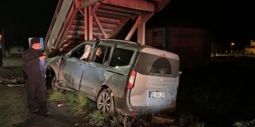 Samsun-Sinop yolunda üst geçit ayağına çarpan hafif ticari aracın sürücüsü öldü