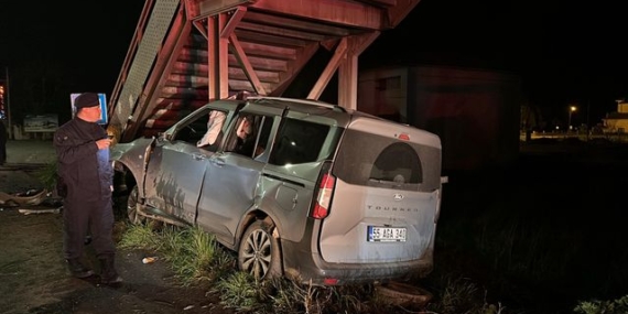 Samsun-Sinop yolunda üst geçit ayağına çarpan hafif ticari aracın sürücüsü öldü