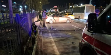 Samsun'da Araç Bariyerlere Çarptı: İki Yaralı