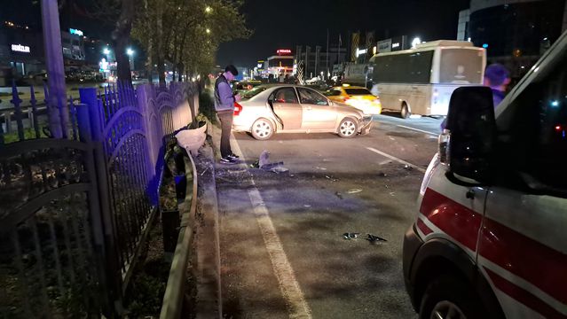 Samsun'da Araç Bariyerlere Çarptı: İki Yaralı