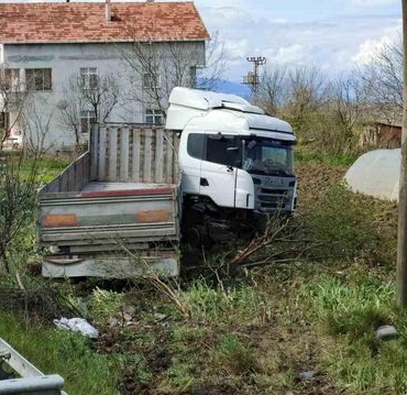 Samsun'da Tır Tarlaya Uçtu, Sürücü Yaralı