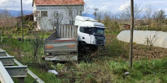 Samsun'da Tır Tarlaya Uçtu, Sürücü Yaralı