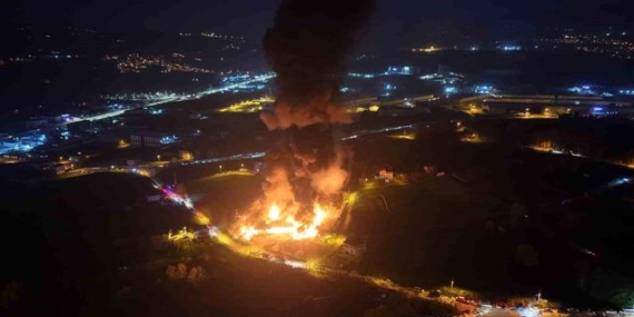 Samsun'da muz deposu yangını havadan görüntülendi