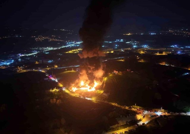 Samsun'da muz deposu yangını havadan görüntülendi