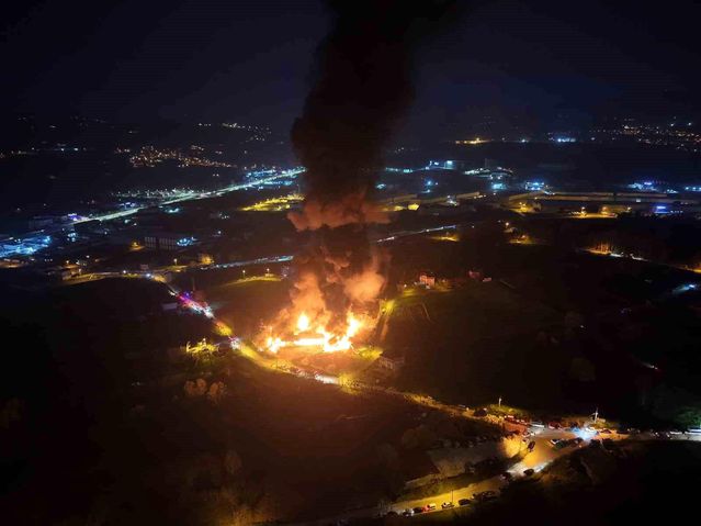 Samsun'da muz deposu yangını havadan görüntülendi