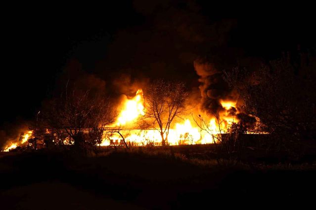 Samsun'da muz deposunda yangın: Alevler göğe yükseldi