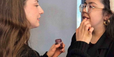 Soğan kabuğu ruj oldu: Çöpe gidecekken dudaklara sürüldü