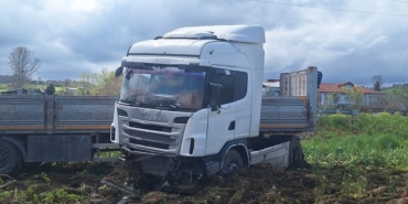 Tır Tarlaya Girdi, Sürücü Yaralı