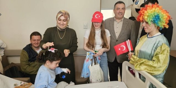 Üniversite Öğrencilerinden Hastane Çocuklarına Sürpriz