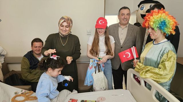 Üniversite Öğrencilerinden Hastane Çocuklarına Sürpriz