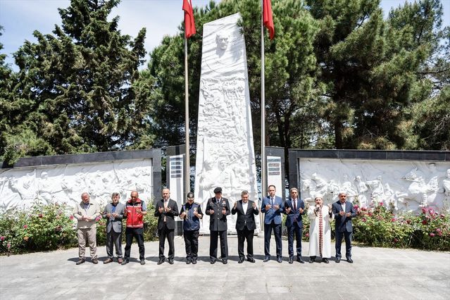Bayram arifesinde mezarlıklarda yoğunluk - Son Dakika