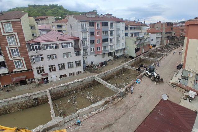 Havza'da Sel Sonrası Yıkım Çalışmaları Sürüyor