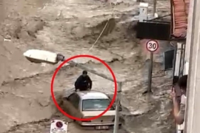 Havza'da sel sularına kapılan genç, aracın üzerinde hayata tutundu