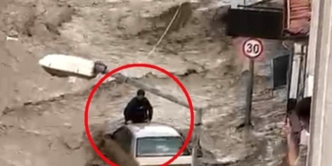 Havza'da sel sularına kapılan genç, aracın üzerinde hayata tutundu
