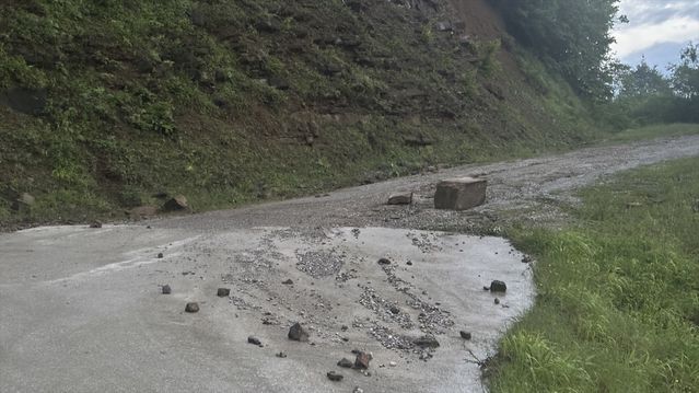 Kavak'ta Heyelan Yolu Yeniden Açıldı