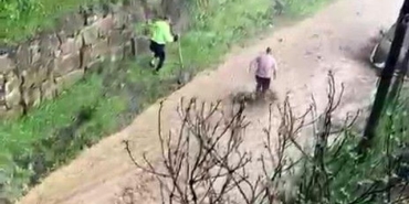 Kavak'ta etkili olan yağışlar yolları dereye çevirdi