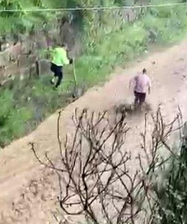 Kavak'ta etkili olan yağışlar yolları dereye çevirdi