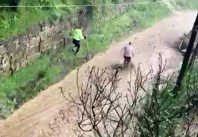 Kavak'ta etkili olan yağışlar yolları dereye çevirdi