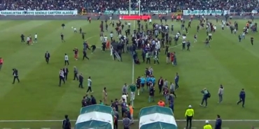 Maç bitti yüzlerce Amedspor taraftarı sahaya daldı