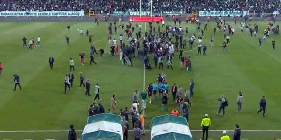 Maç bitti yüzlerce Amedspor taraftarı sahaya daldı