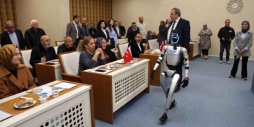 Nüfusa kayıtlı robot mecliste: Heyecanlı anlar