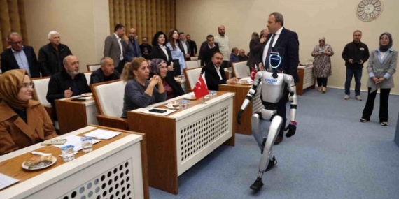 Nüfusa kayıtlı robot mecliste: Heyecanlı anlar