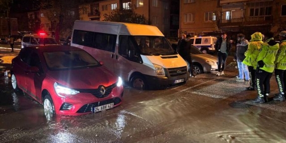 Önlem alınmadı, yağmurda çöken yolda araçlar çukura girdi