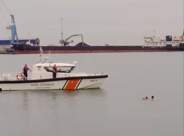 Samsun'da İtfaiye Eri Kadını Kurtardı