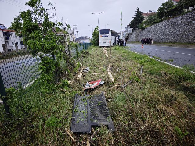 Samsun'da Yolcu Otobüsü Refüje Çıktı