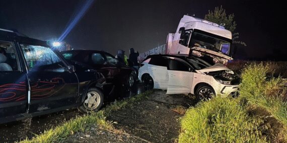 Uşak’ta 7 aracın karıştığı zincirleme kazada 4 kişi hayatını kaybetti, 17 kişi yaralandı