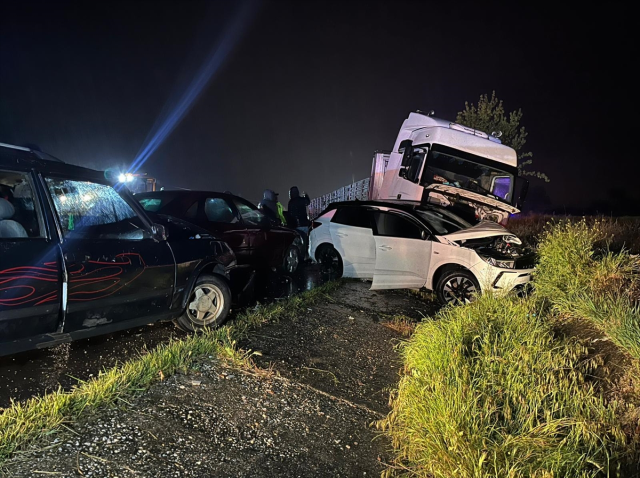 Uşak’ta 7 aracın karıştığı zincirleme kazada 4 kişi hayatını kaybetti, 17 kişi yaralandı