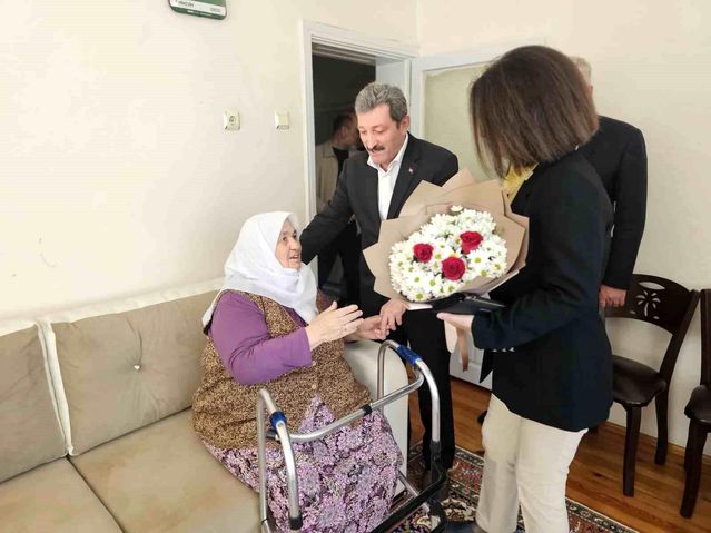 Vali Tavlı, şehit ailesinin Anneler Günü'nü kutladı