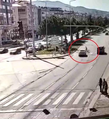 12 yaşındaki çocuğun hayatını kaybettiği feci kaza kamerada: Gözyaşlarıyla uğurlandı