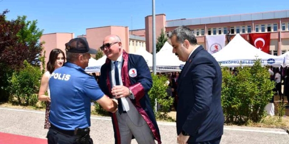 Eğitimin yaşı yok: 56 yaşında diploma aldı