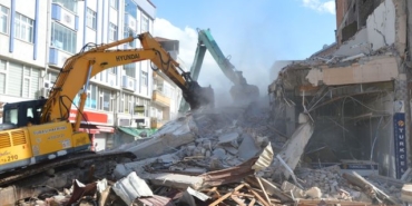 Havza'da Dere Üstündeki İş Yerleri Yıkıldı