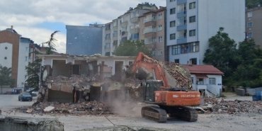 Havza'da selden zarar gören tarım müdürlüğü binası yıkıldı