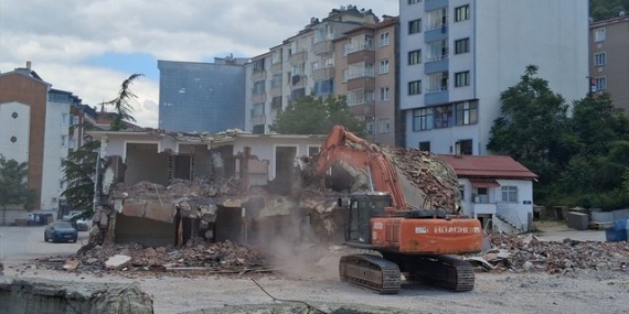 Havza'da selden zarar gören tarım müdürlüğü binası yıkıldı