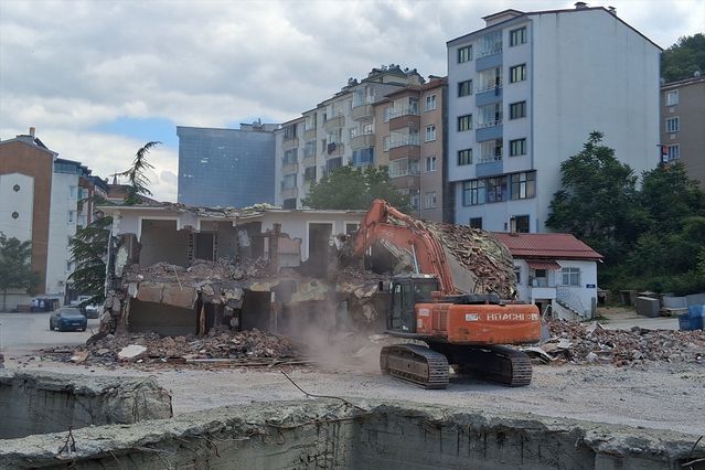 Havza'da selden zarar gören tarım müdürlüğü binası yıkıldı