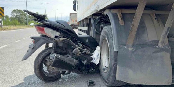 Kamyonla Çarpışan Emekli Komiser Hayatını Kaybetti