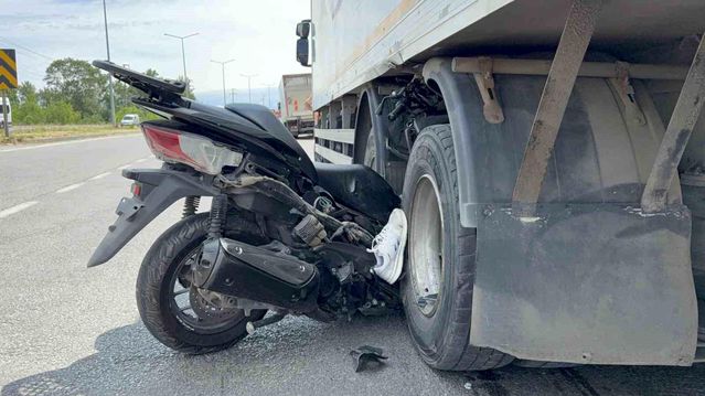 Kamyonla Çarpışan Emekli Komiser Hayatını Kaybetti