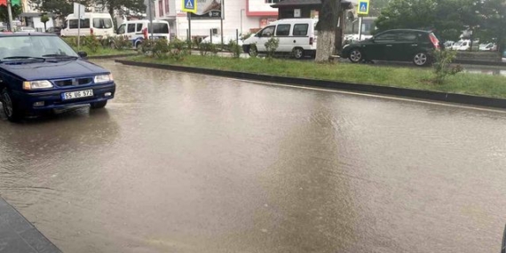 Kavak'ta Sağanak Yağış Hayatı Olumsuz Etkiledi