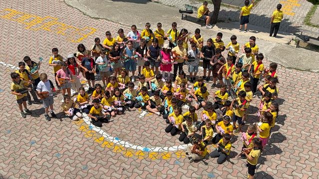 Minik Öğrencilerden Ukulele Konseri - Son Dakika