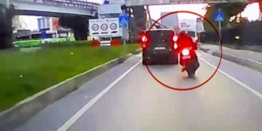 Motosiklet dolmuş minibüse arkadan çarptı