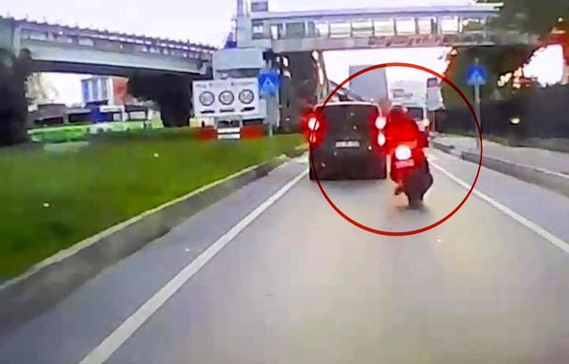Motosiklet dolmuş minibüse arkadan çarptı