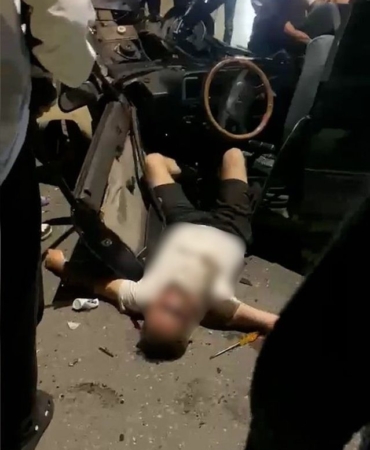 Otomobil Park Halindeki Araçlara Çarptı: 3 Yaralı