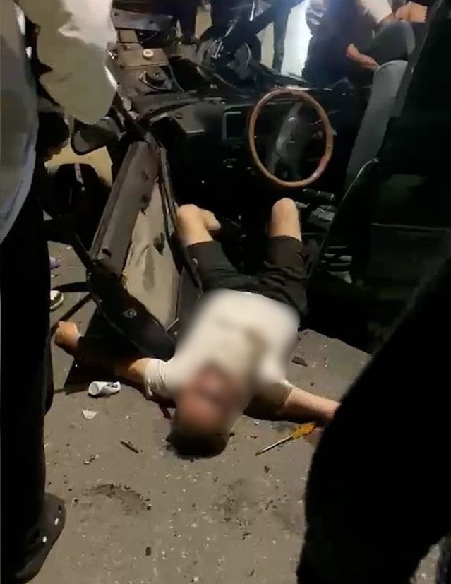 Otomobil Park Halindeki Araçlara Çarptı: 3 Yaralı