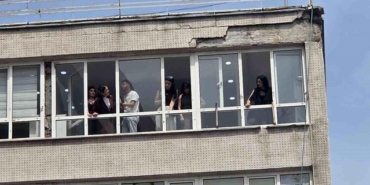 Samsun'da Dış Cephe Sıvası Düştü: 2 Yaralı